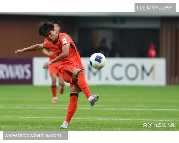 足球明星悠闲晒太阳的惬意时刻尽显运动魅力与生活态度